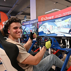 Автосимулятор в питерском симрейсинг-клубе 