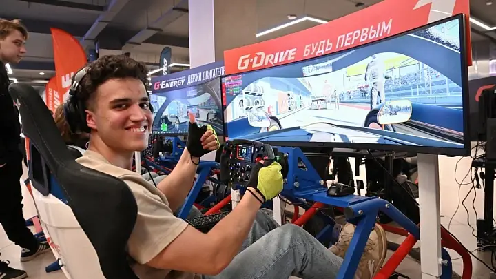 Автосимулятор в питерском симрейсинг-клубе 