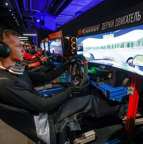  Автосимулятор в симрейсинг-клубе 