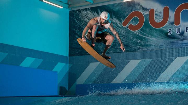 Серфинг в первом центре сёрфинга на волне в Санкт-Петербурге
